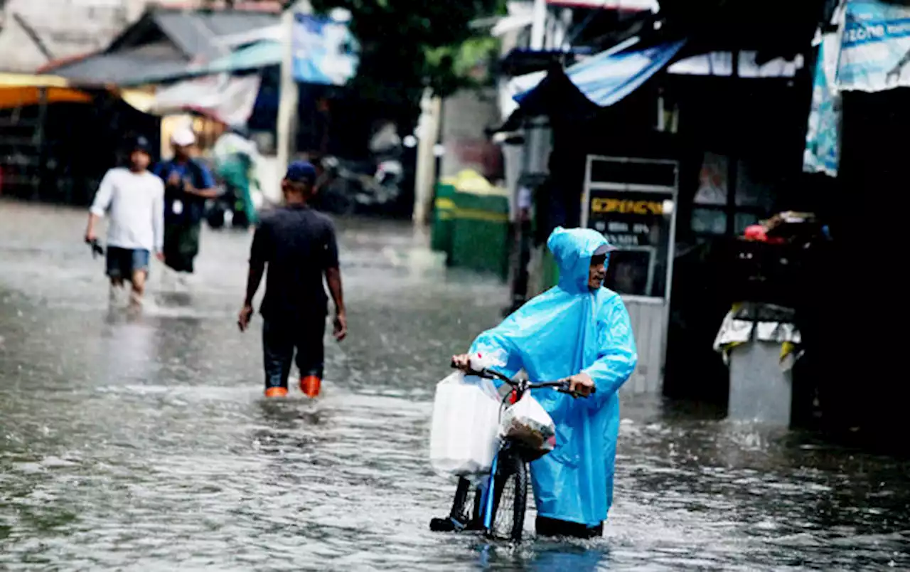 SDA Cilincing Kerahkan Belasan Personil Atasi Banjir