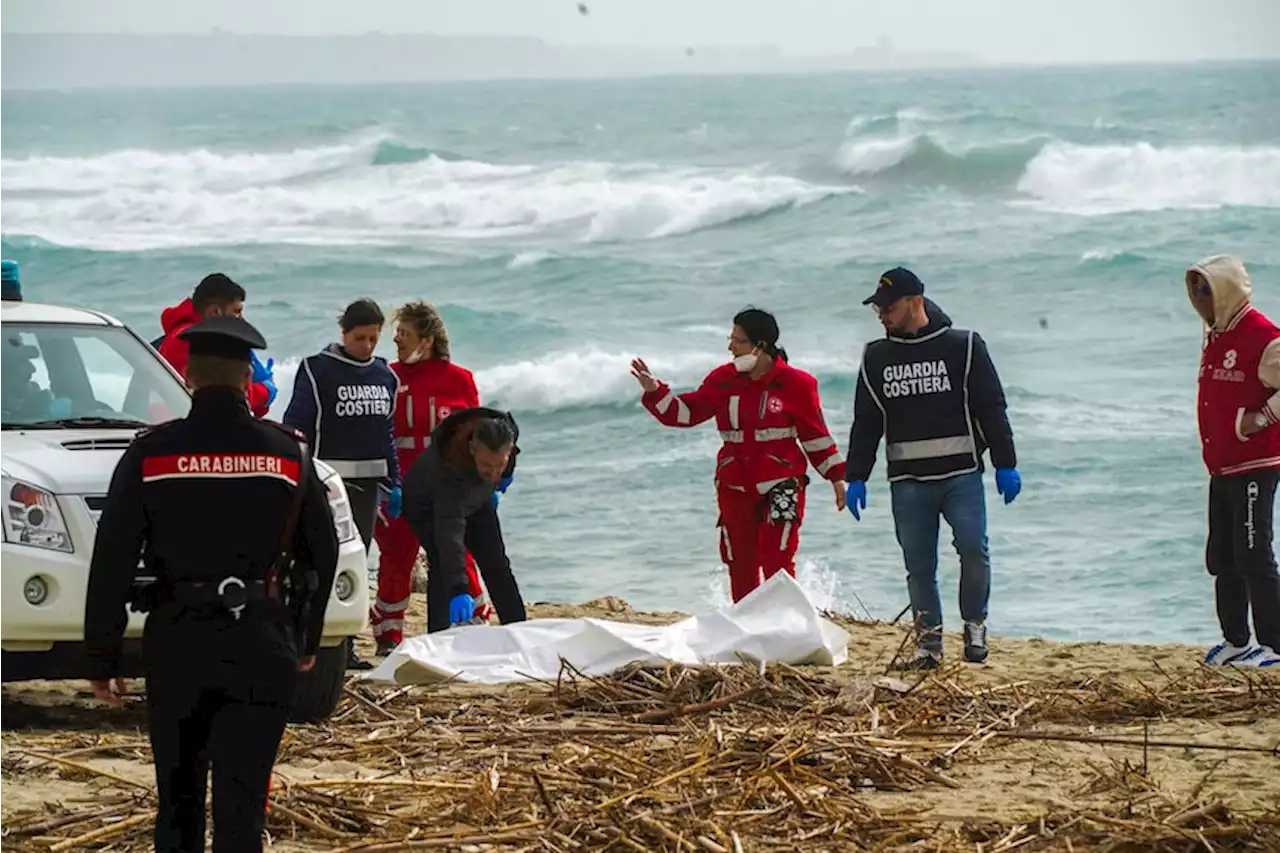 Dunia Hari Ini: Perahu Migran Menabrak Karang di Italia, Puluhan Tewas