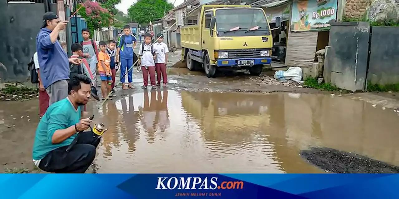 Sindir Pemkab Bandung Barat, Warga Mancing Bersama di Jalan Rusak Mirip Kolam Ikan