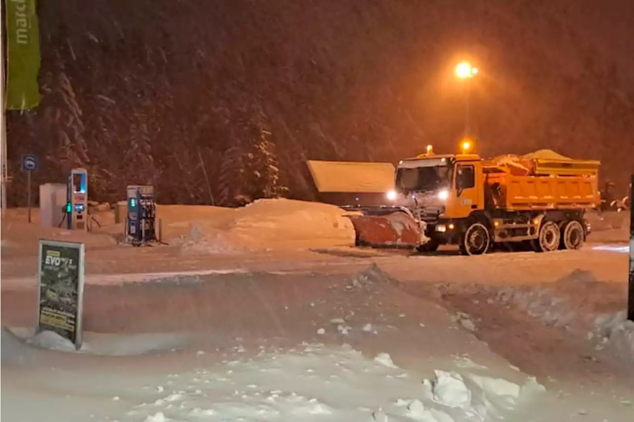 Hundreds blocked on Croatia roads as snowstorm spurs chaos