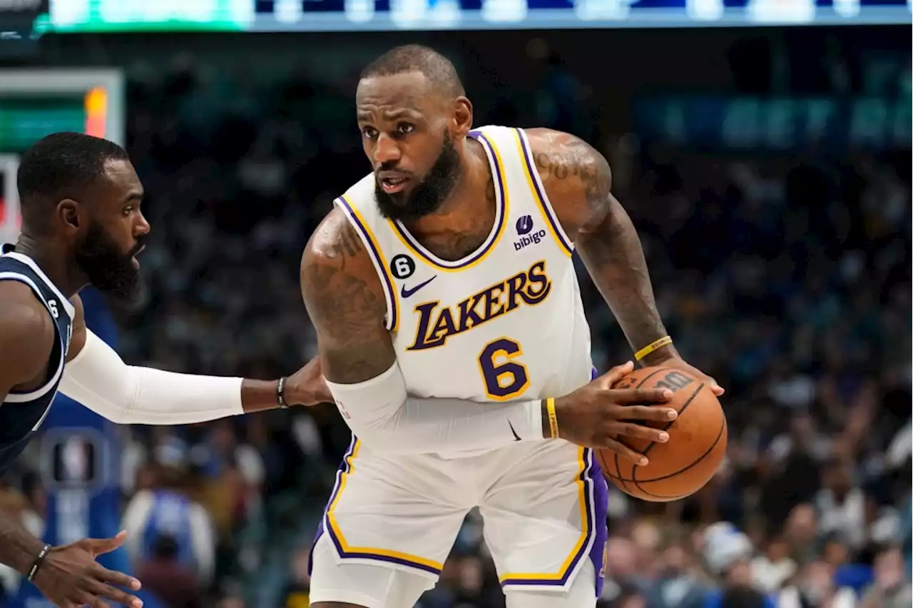 Lakers’ LeBron James injures right foot, guts out performance against Dallas