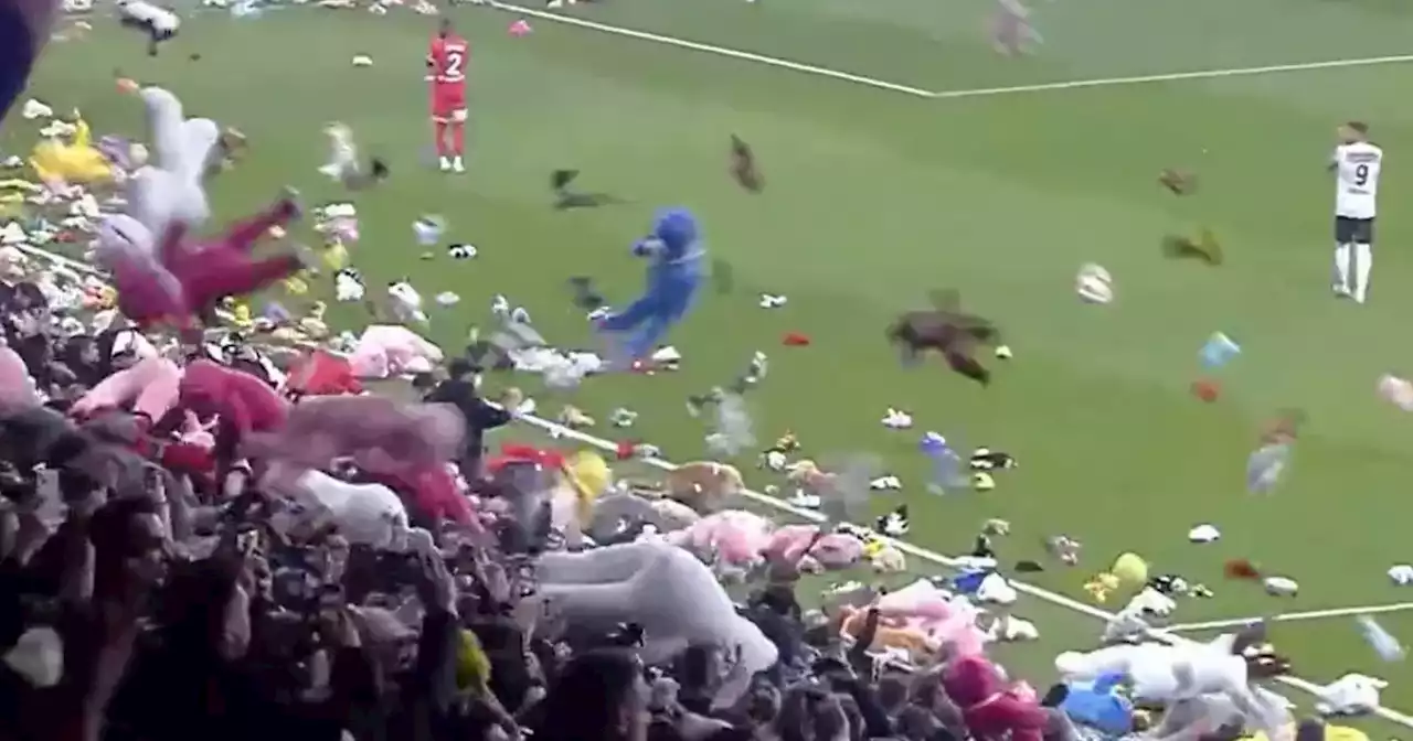 [Video] Lluvia de peluches, el homenaje en un partido a niños fallecidos por terremoto en Turquía