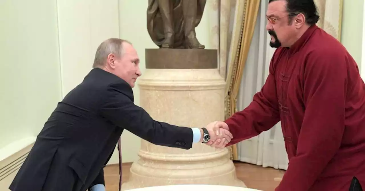 Poutine décore l'acteur américain Steven Seagal qui soutient l'offensive russe en Ukraine