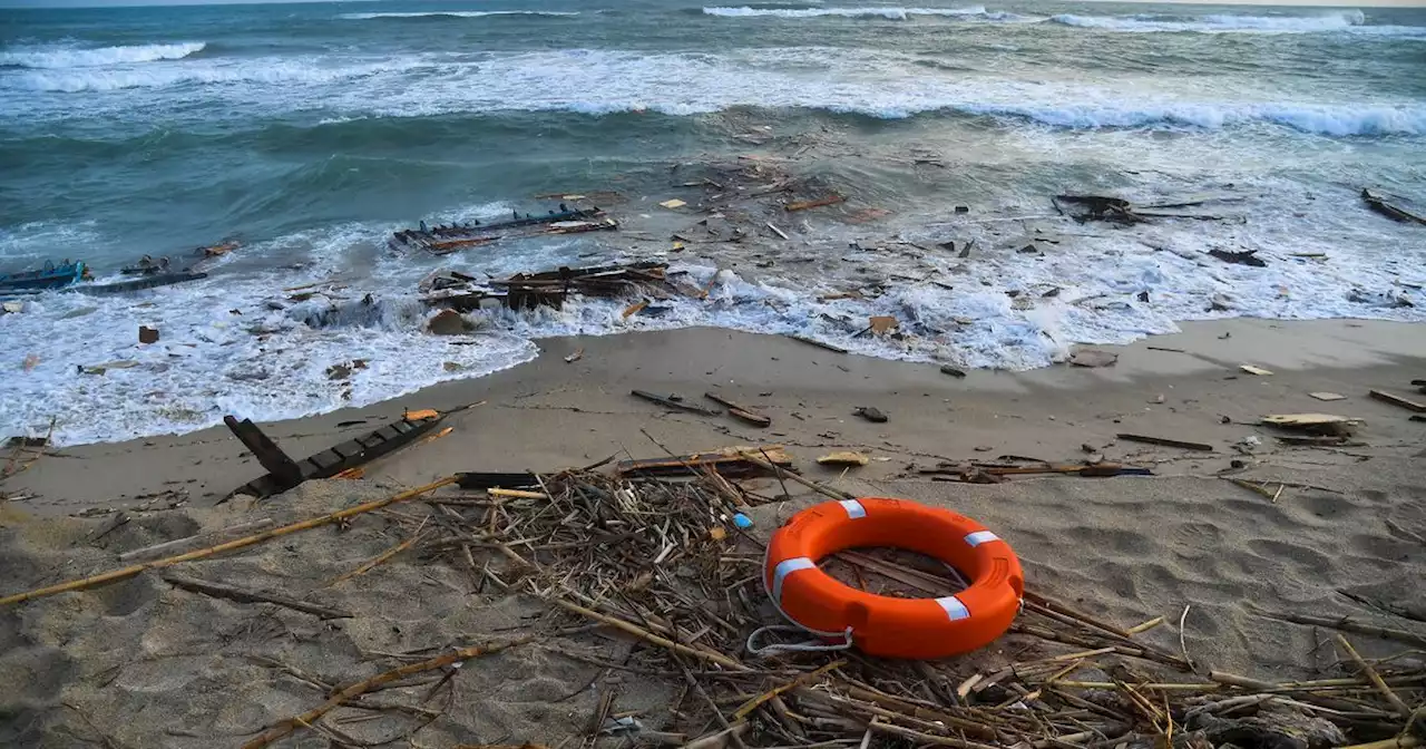 Naufrage de migrants en Italie: au moins 62 morts, de nouveaux cadavres échouent sur la côte