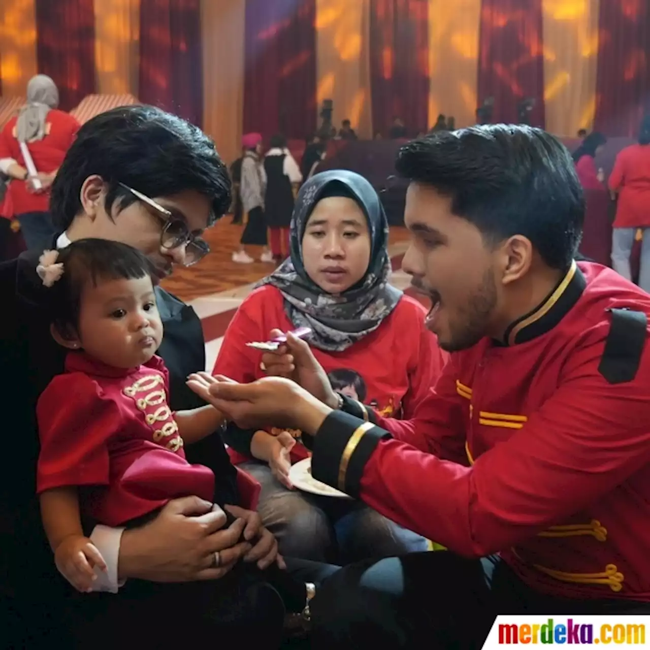 Foto : Deretan Momen Thariq Halilintar Suapi Ameena, Ekspresinya Gemas dan Cute Banget! | merdeka.com