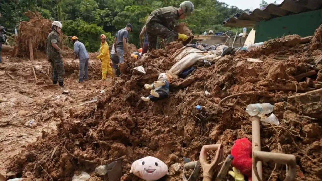 Brasil: ya se registran 65 muertos por los derrumbes en la costa de San Pablo