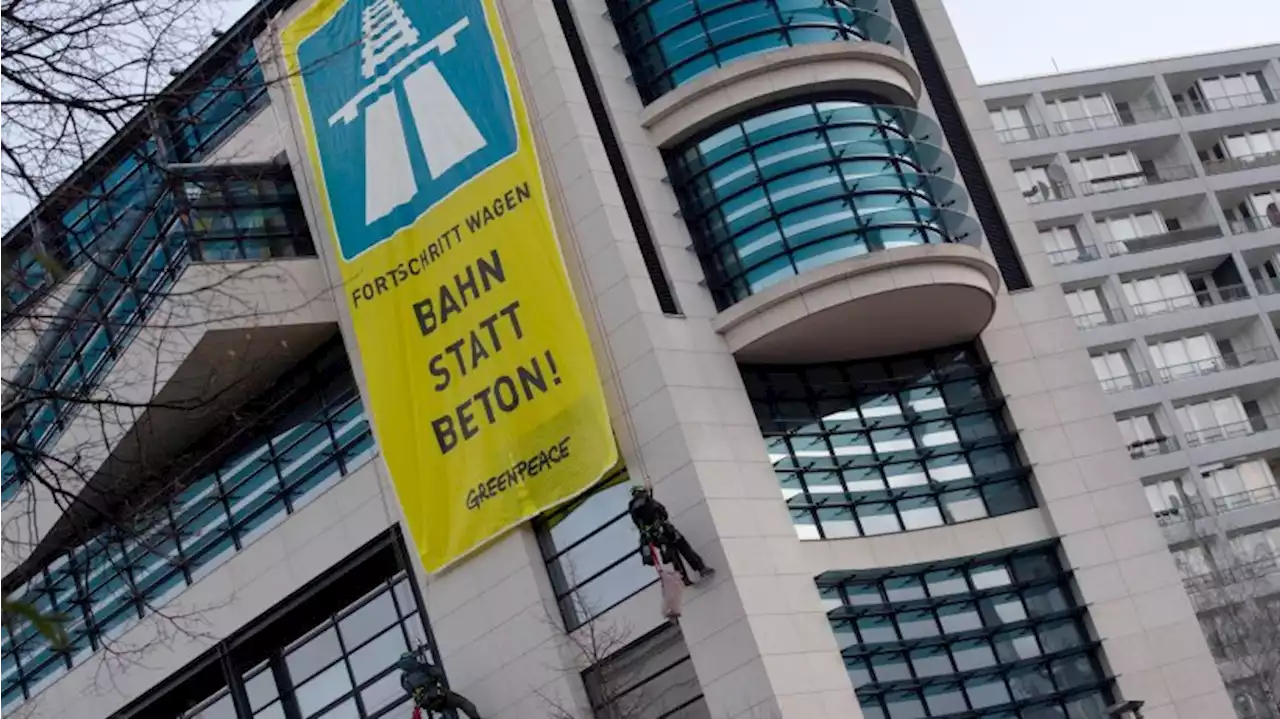 Greenpeace protestiert auf Dach von SPD-Zentrale