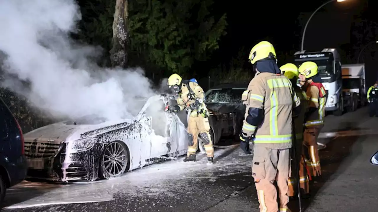 Neukölln: Mercedes vollständig ausgebrannt - Tatverdächtige fliehen