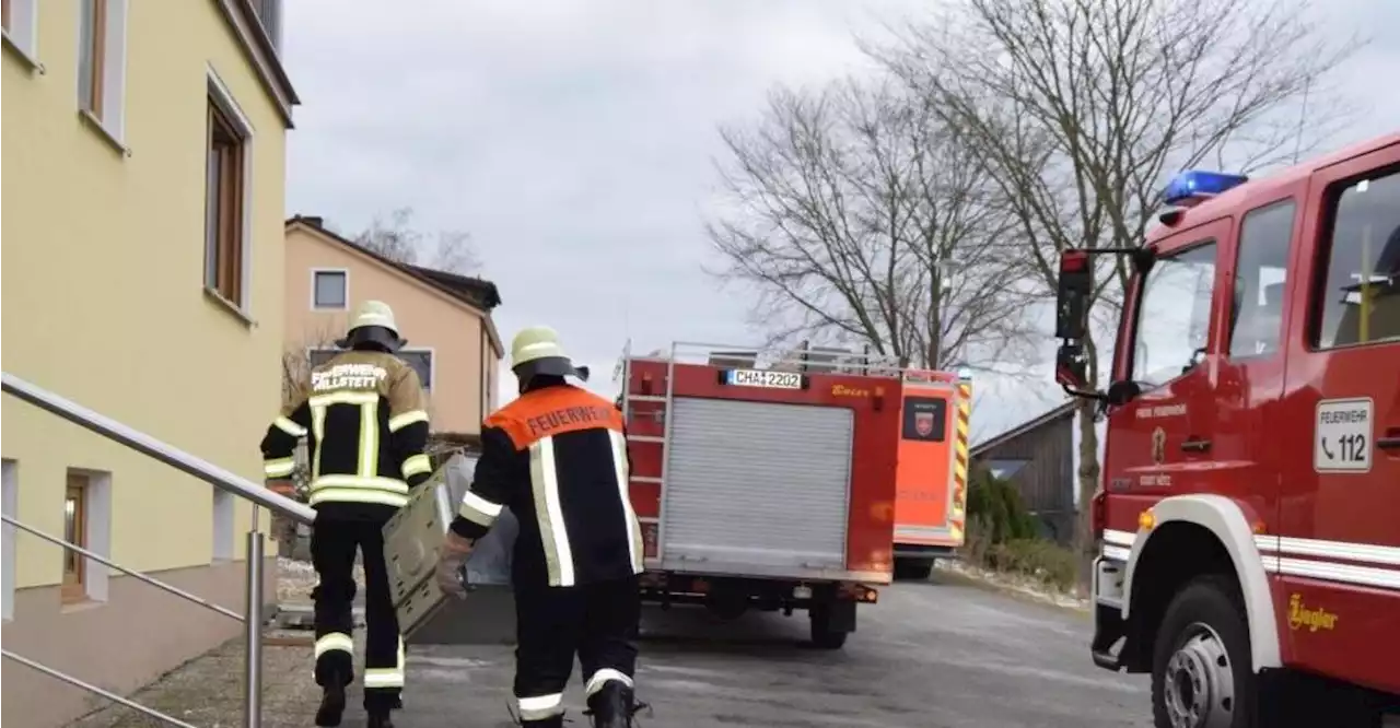 Zahlreiche Feuerwehren wegen brennender Holzarbeitsplatte in Hillstett alarmiert