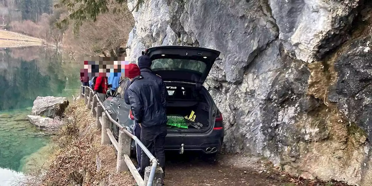 Er hatte seinem Navi vertraut: BMW-Fahrer bleibt auf Wanderweg stecken