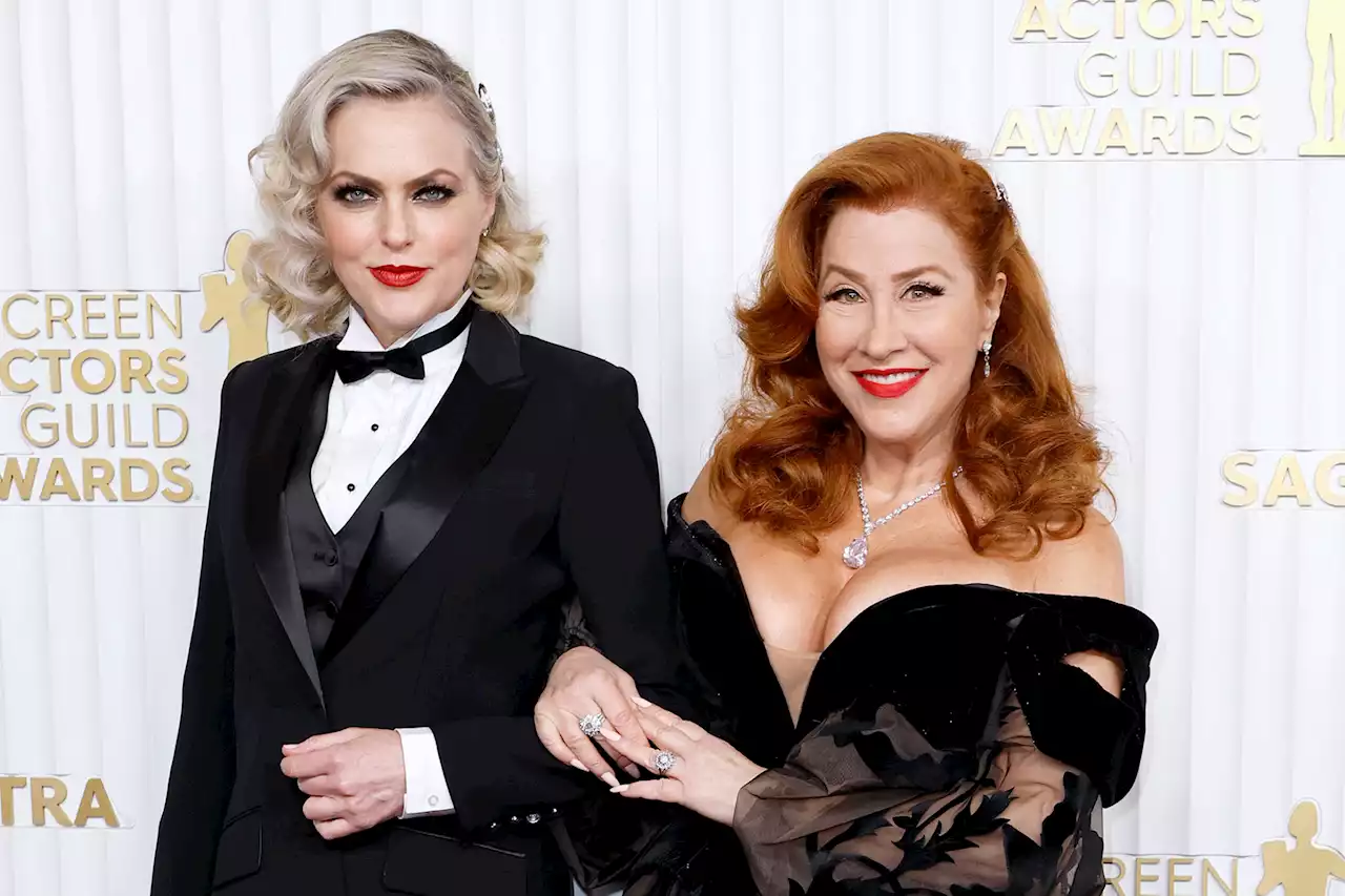 Elaine Hendrix and Lisa Ann Walter have ‘Parent Trap’ reunion at SAG Awards