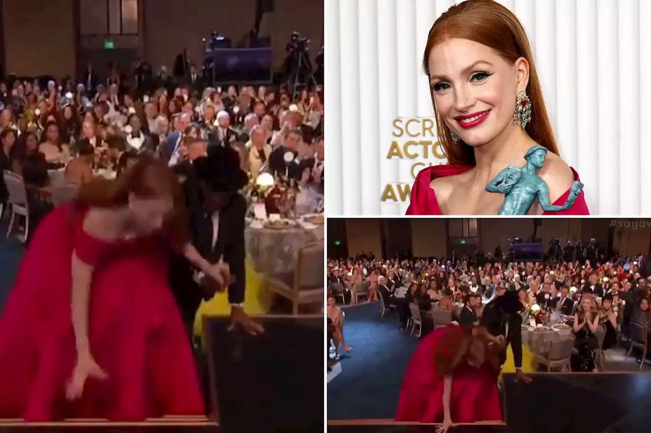 Jessica Chastain falls on stage at the 2023 SAG Awards: ‘She did the JLaw fall’