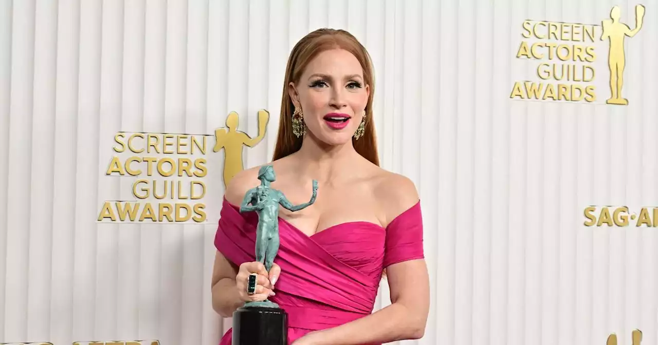 Jessica Chastain suffers unfortunate fall while collecting SAG Award