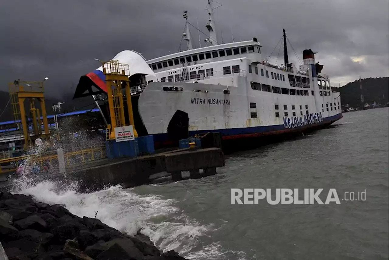 Gelombang Laut Selat Bangka Capai Empat Meter, Penumpang Kapal Fery Resah |Republika Online