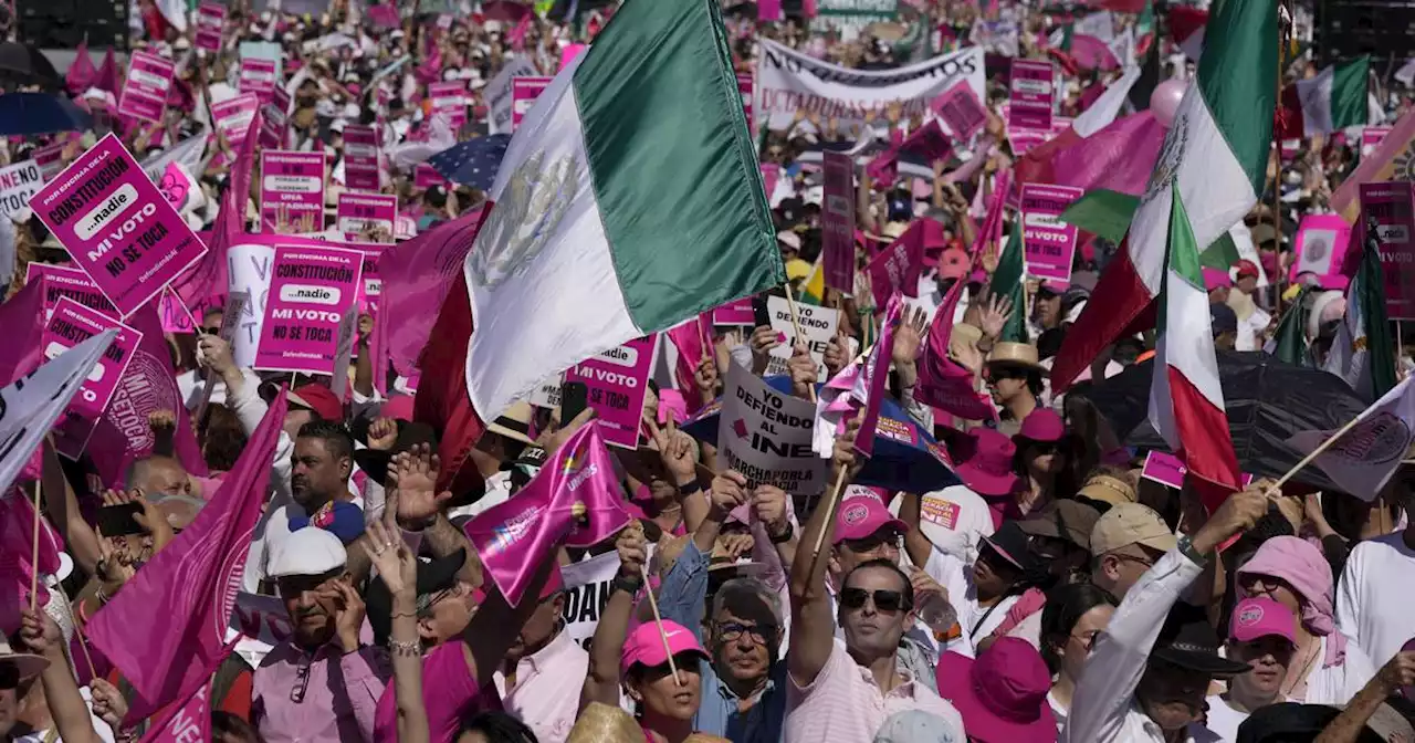 „Fass meine Stimme nicht an“: Zehntausende protestieren in Mexiko gegen Wahlreform