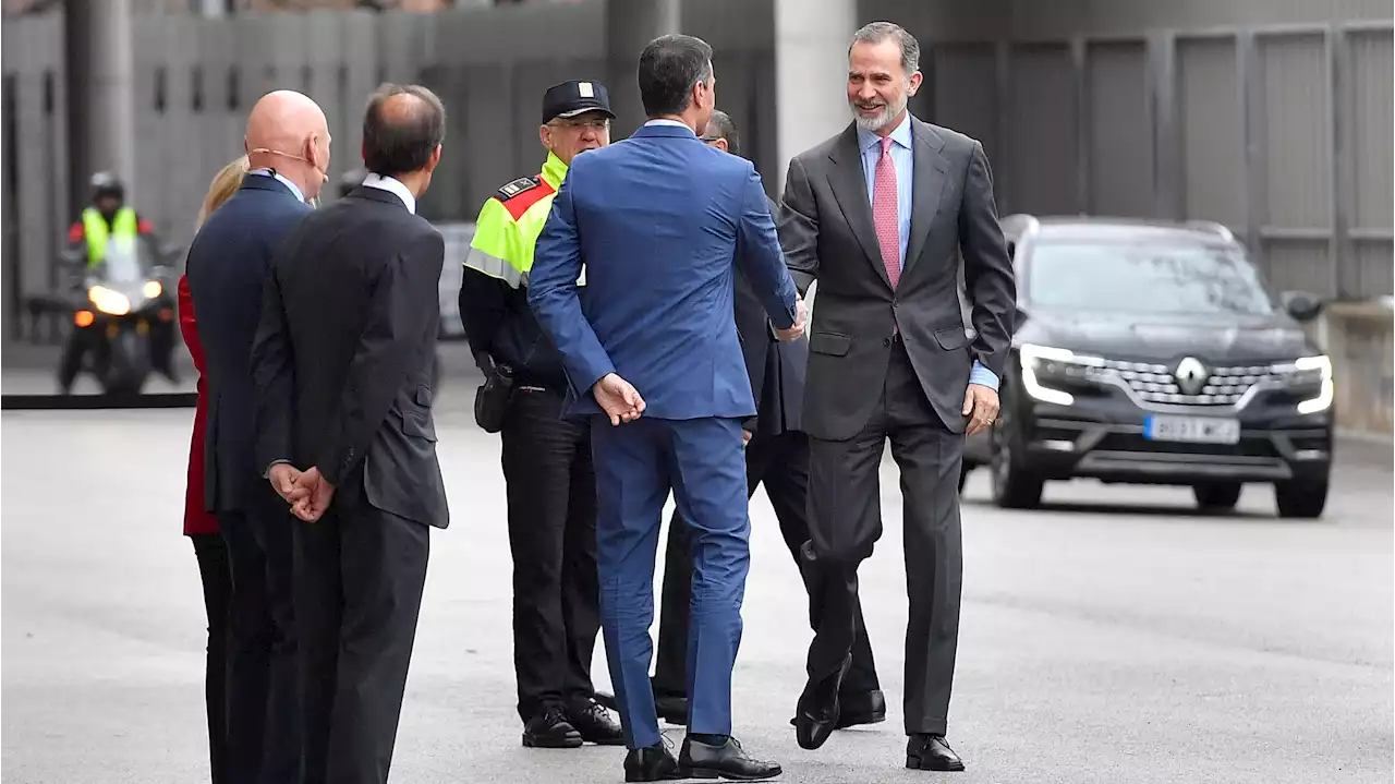 Aragonès y Colau evitan el saludo al rey a su llegada al MWC