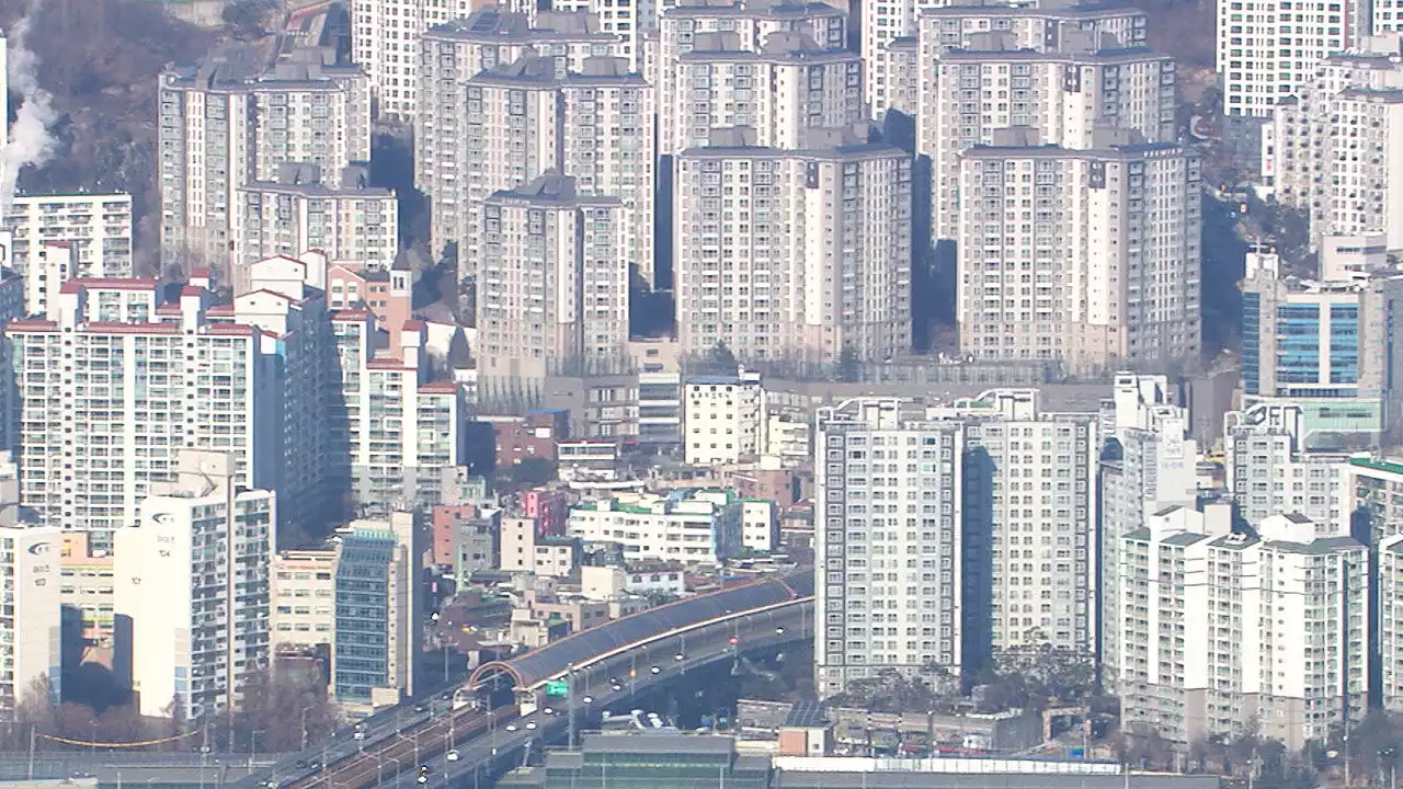 서울 아파트 중위 가격 9억 9천333만 원…21개월 만에 10억 밑으로