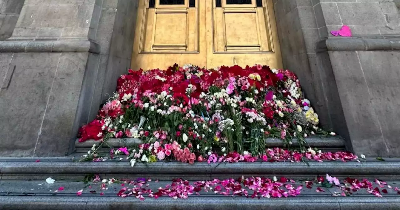 Defensores del INE ponen ofrenda floral en SCJN: confían en que se desheche el Plan B