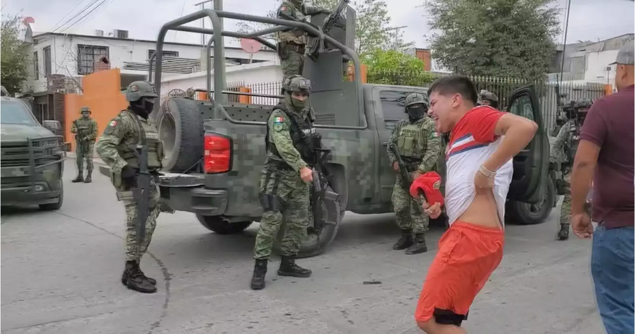 Militares disparan a camioneta y matan a 5 jóvenes en Tamaulipas; vecinos los encaran