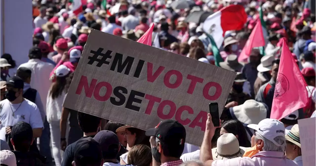 Simpatizantes de Morena y defensores del INE se confrontan al término de la marcha