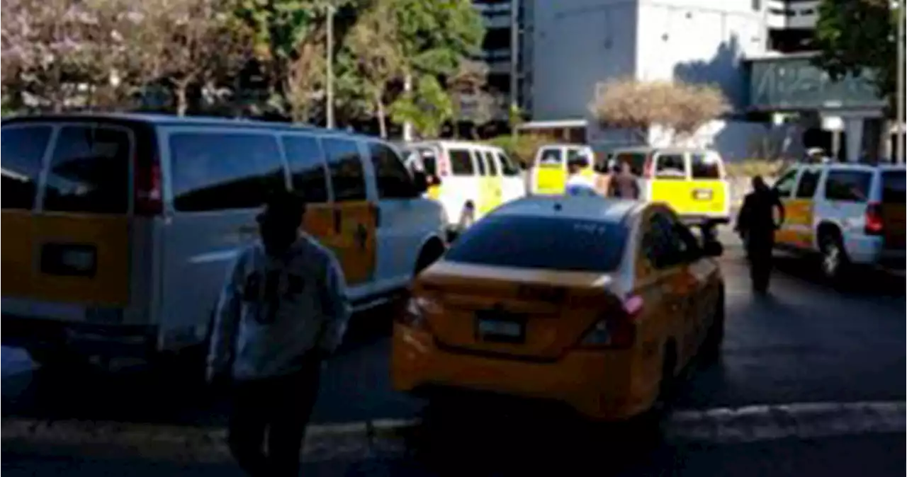 Taxistas retiran bloqueo en los accesos a la T1 del AICM; aceptan una mesa de diálogo