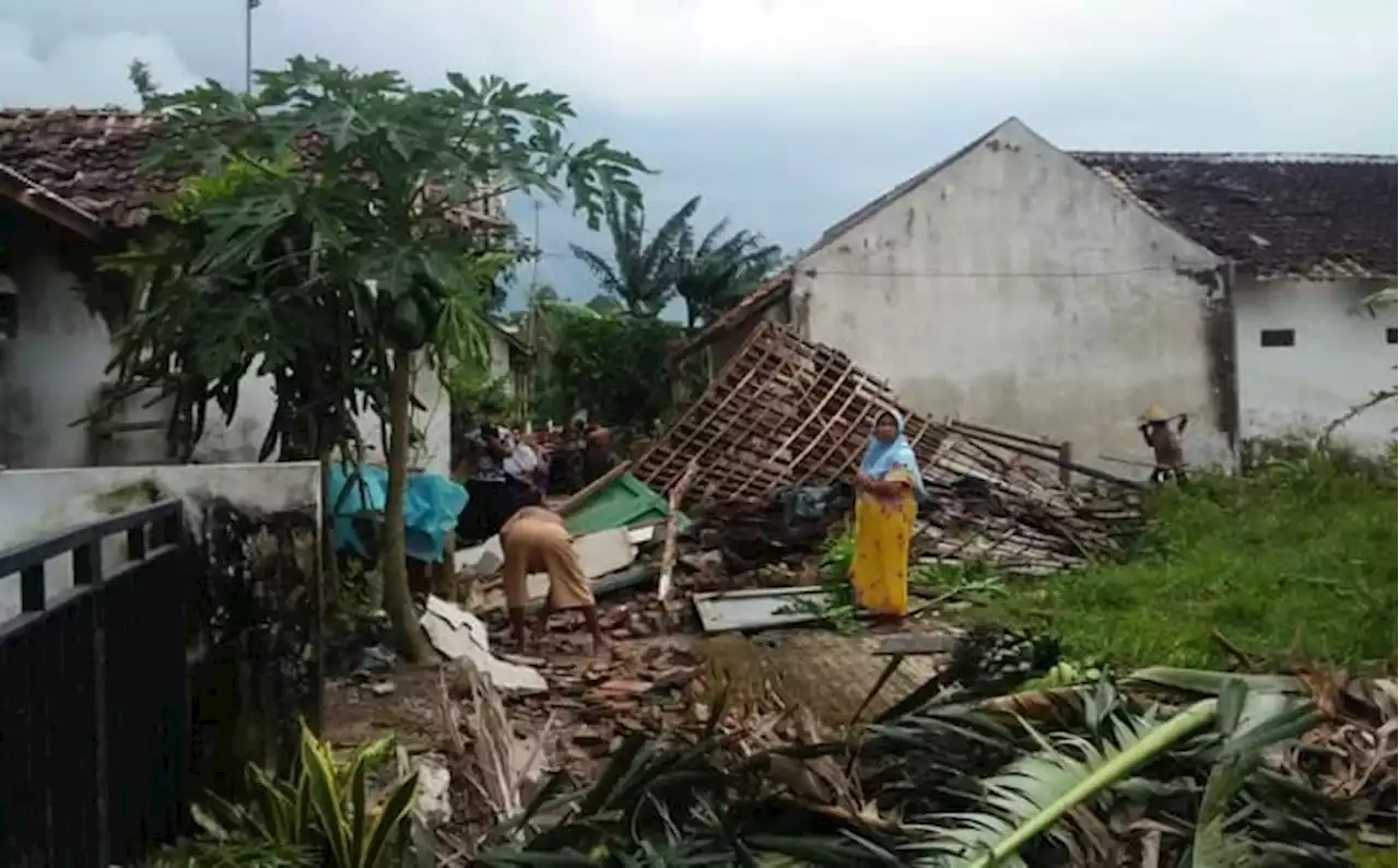 Angin Puting Beliung Terjang Jember, Puluhan Rumah Rusak & 3 Orang Terluka