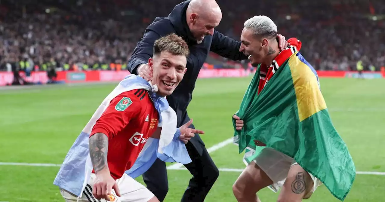 United-Coach ten Hag tanzt nach dem Carabao-Cup-Sieg mit seinen Titel-Helden