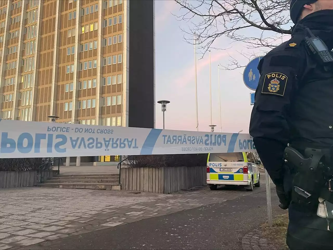 Polis attackerad – person skjuten utanför polishuset i Norrköping