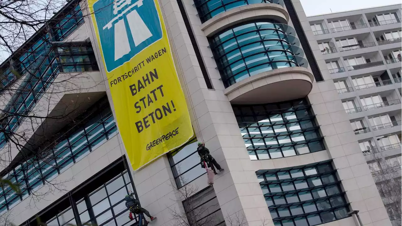 „Bahn statt Beton“: Greenpeace protestiert auf Dach von SPD-Zentrale in Berlin gegen Autobahnausbau