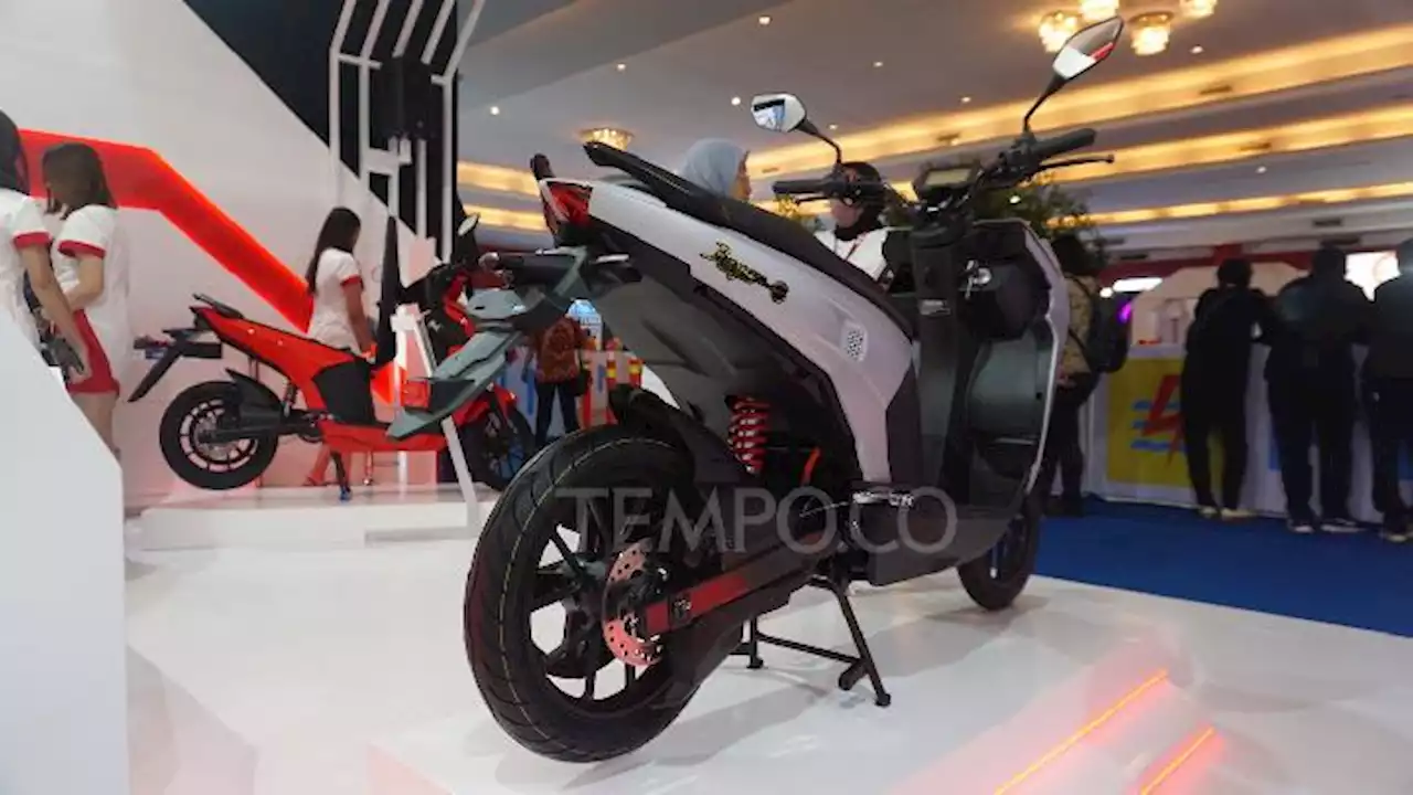 Booth Mobil Listrik dan Motor Listrik Curi Perhatian Pengunjung IIMS 2023