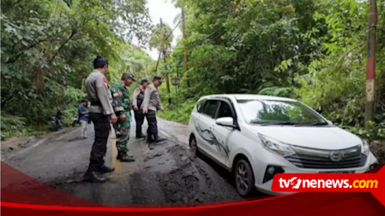 Lalu lintas di Ruas Liwa-Krui Kawasan Taman Nasional Bukit Barisan Selatan Terhambat Akibat Pergerakan Tanah