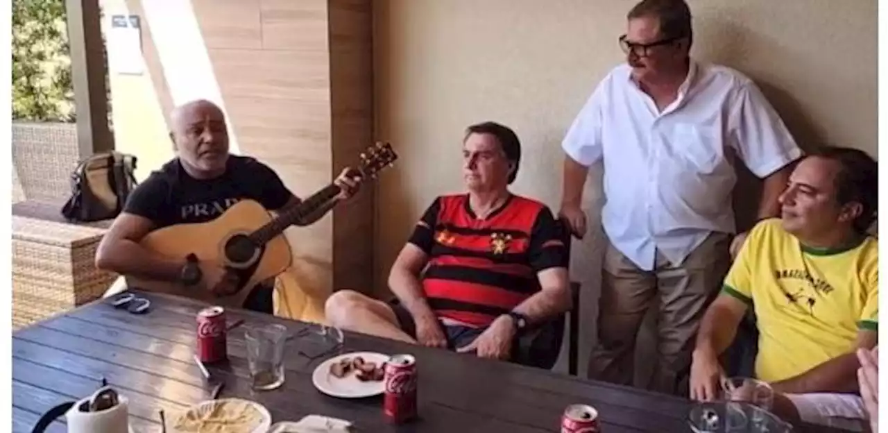 Bolsonaro se emociona em live com sertanejo Rick, dupla com Renner, e chora
