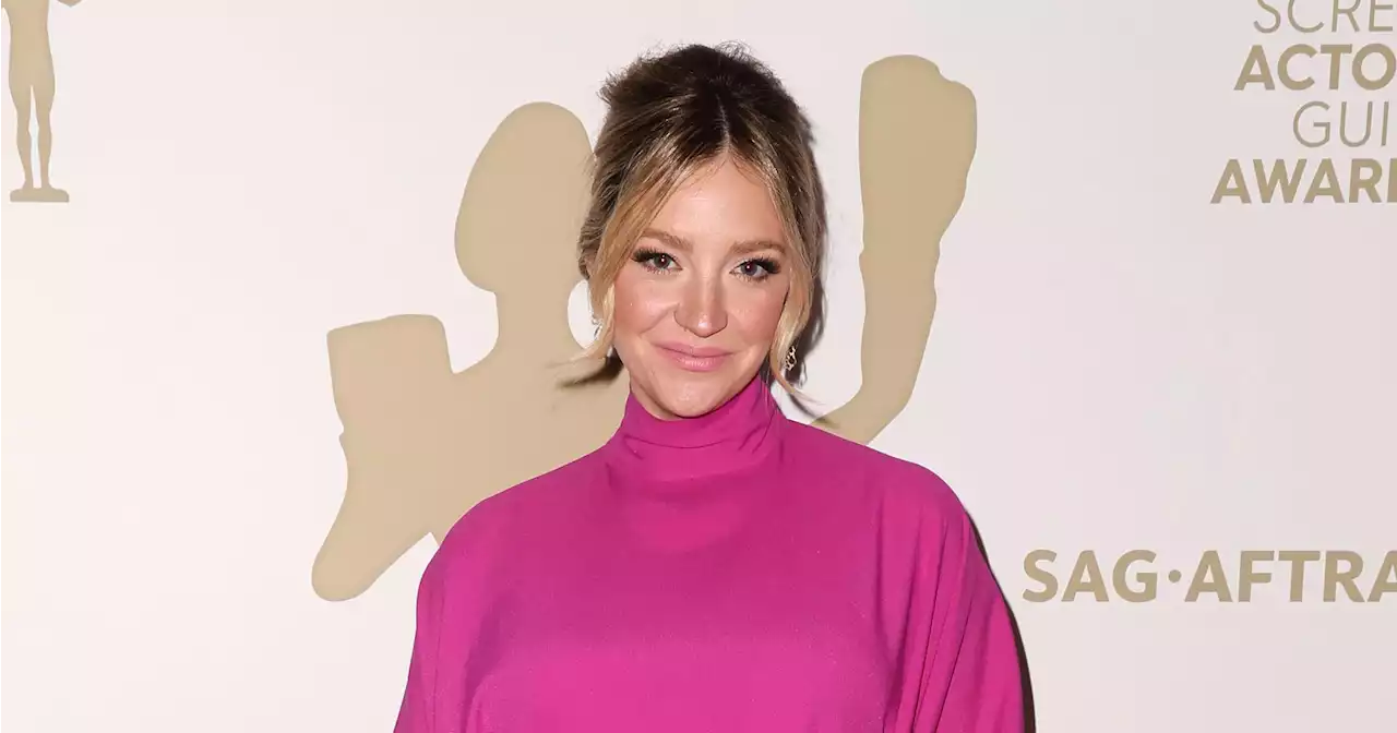 SAG Awards 2023: The Bear’s Abby Elliott Shows Off Her Baby Bump