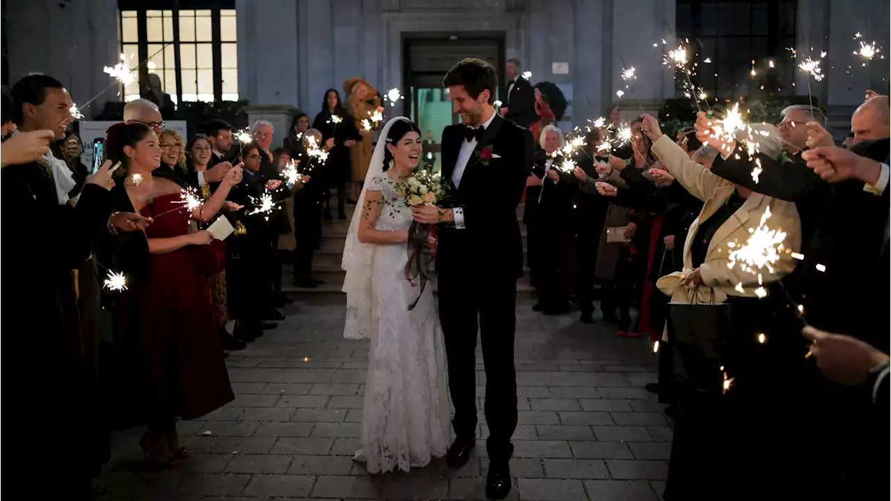 Daisy Hoppen optait pour trois robes de mariée sur-mesure, des mini-magnums et des chariots remplis de frites lors de son mariage londonien néogothique