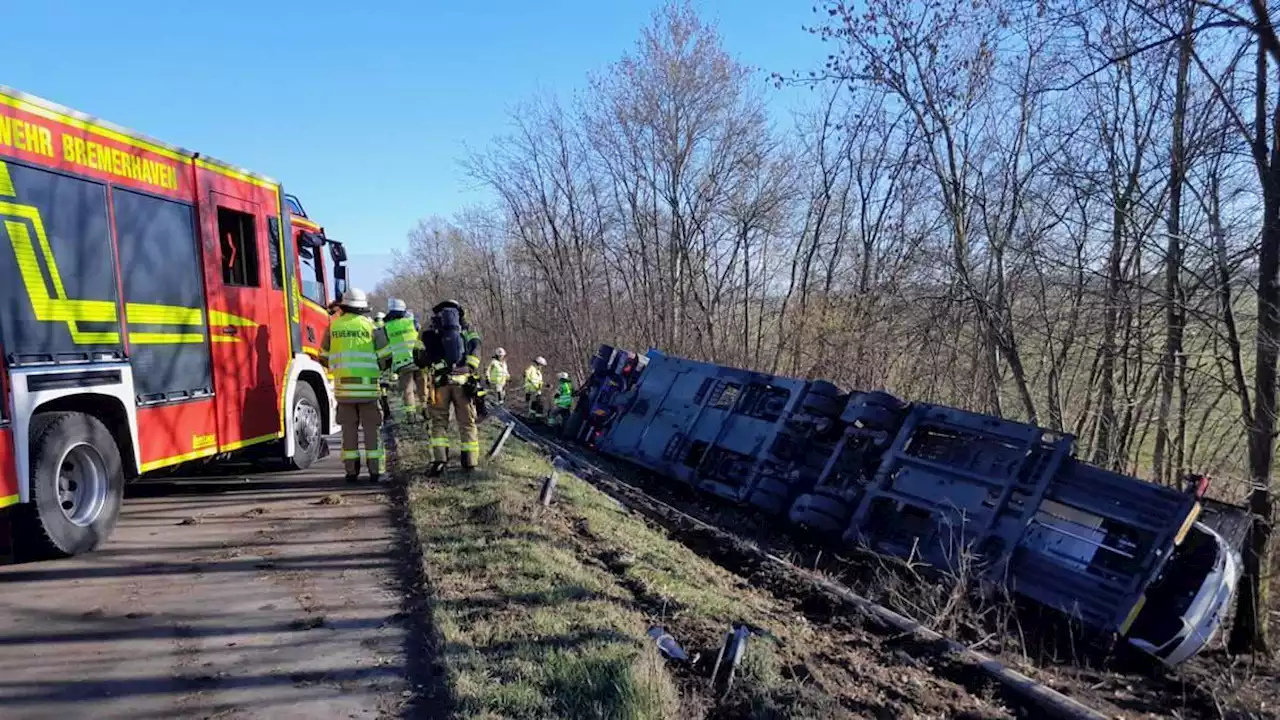 sattelschlepper durchbricht leitplanke – a27 bis in den abend gesperrt