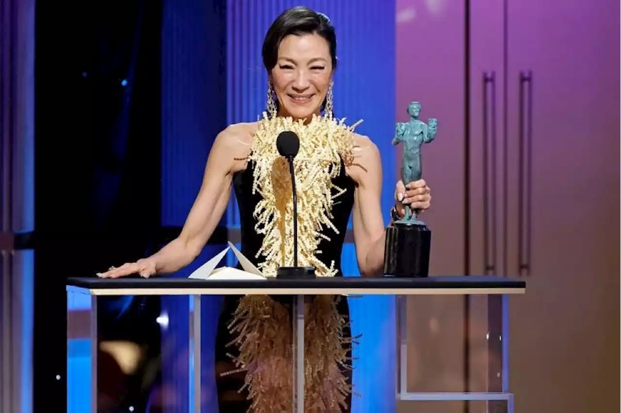 Social media users compare Michelle Yeoh’s SAG Awards dress to French fries, packing paper (VIDEO)