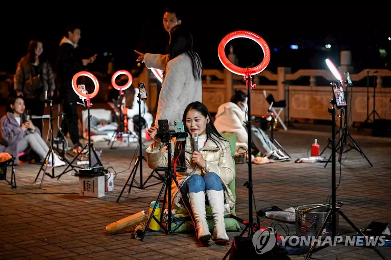 심야에 중국의 육교 위 전등 켜고 늘어앉은 이들의 정체는 | 연합뉴스