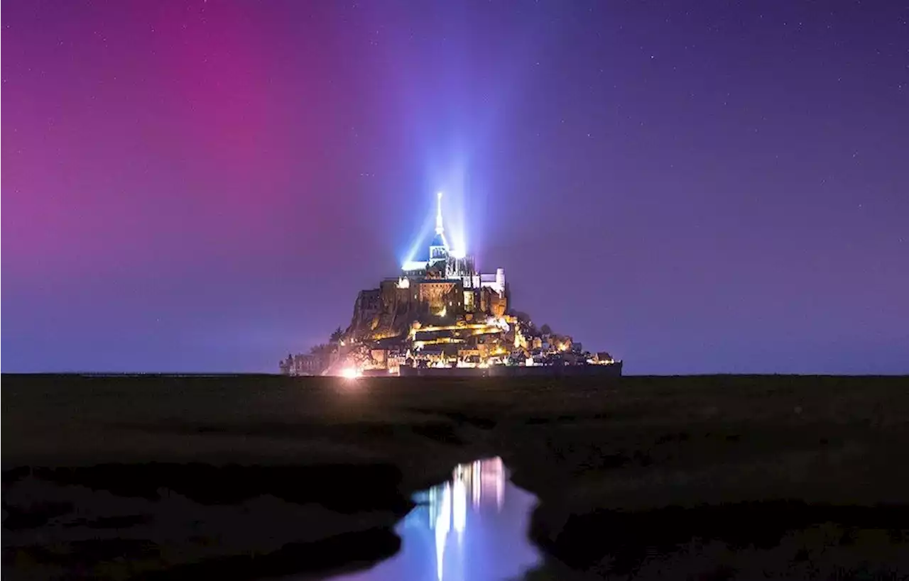 Il capte une incroyable aurore boréale au-dessus du Mont-Saint-Michel