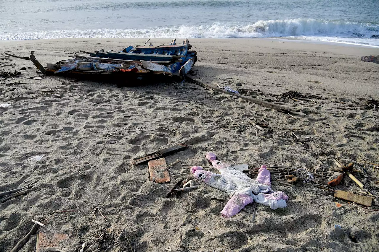 Naufragio migranti Crotone, 'nella stiva senza aria': le testimonianze dei superstiti