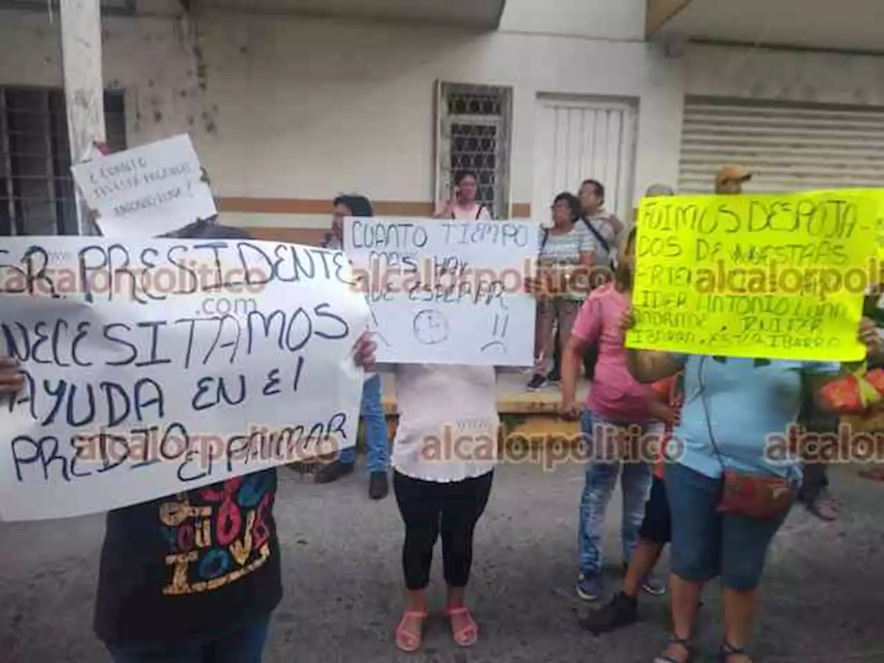 Protestan para denunciar intento de despojo de sus terrenos, en Martínez de la Torre