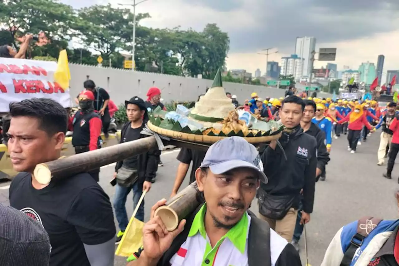 Buruh bawa nasi tumpeng dan keranda untuk anggota DPR RI