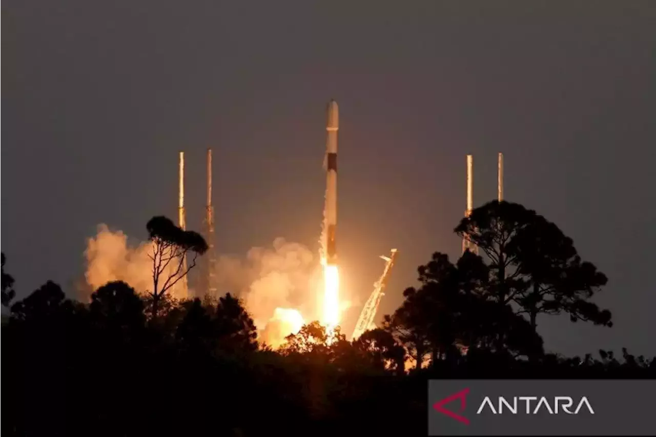 SpaceX Falcon 9 rocket launch with a payload of 21 Starlink satellites