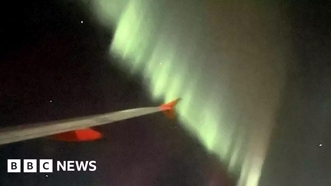 Pilot circles plane to show passengers northern lights