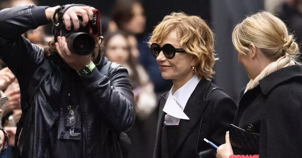 Isabelle Huppert, 69 ans, splendide dans un look masculin féminin au défilé Giorgio Armani