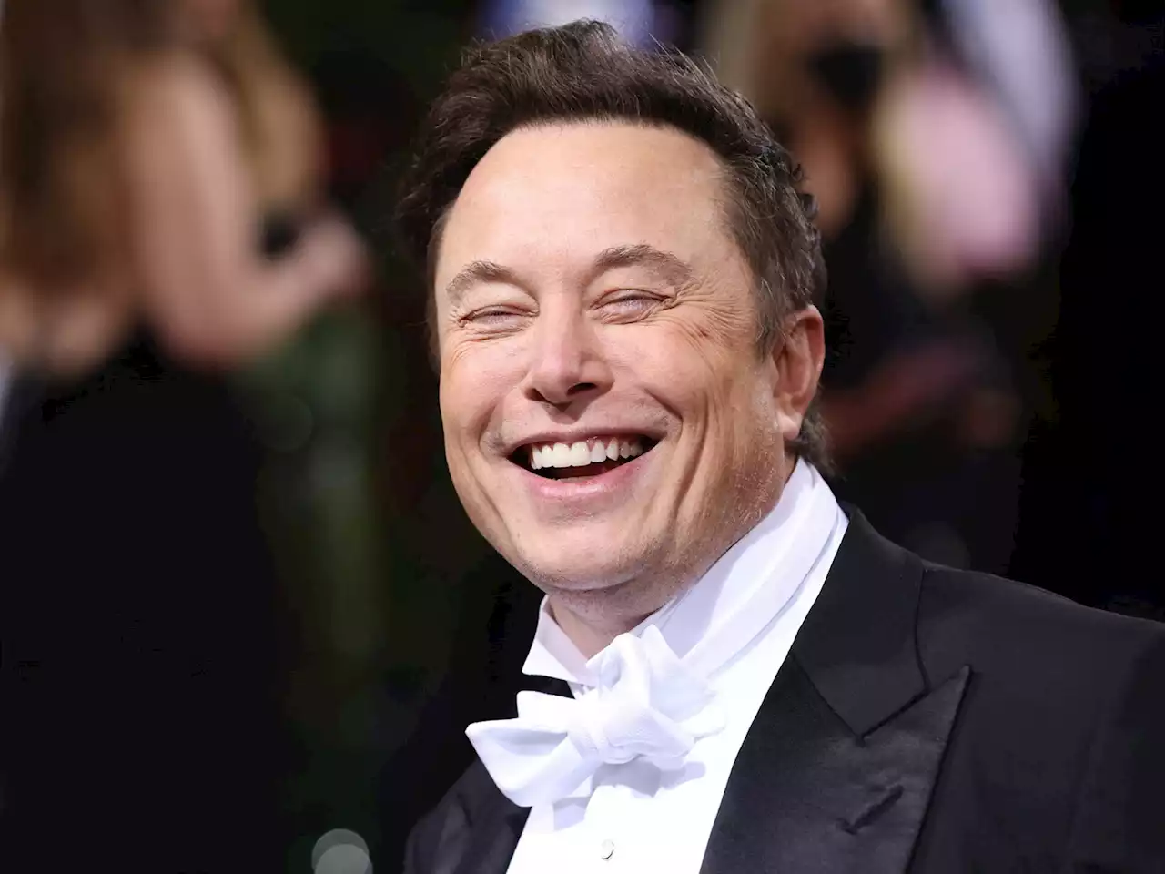 Elon Musk held a livestream to test a 'new mic' where he spammed listeners with fart and rooster noises | Business Insider