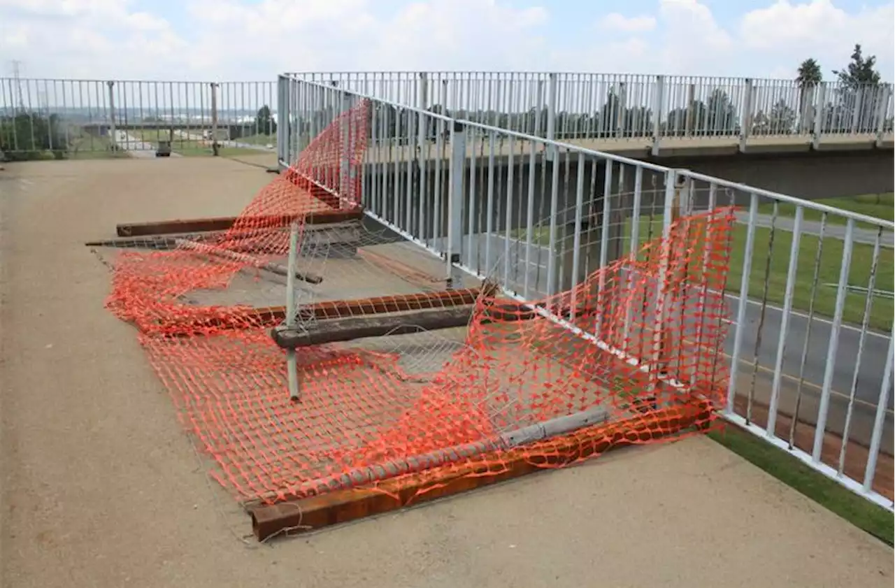 Despite promises crumbling N17 bridge still not repaired | Boksburg Advertiser