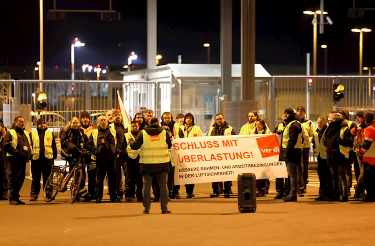 2 German airports paralyzed as staff stage one-day strike | Associated Press