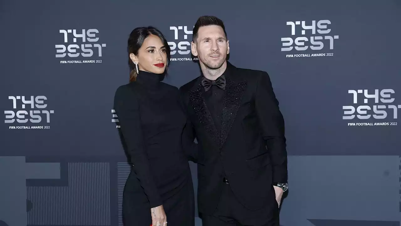 Lionel Messi : sa femme Antonella Roccuzzo éblouit avec un spectaculaire sac en forme de rose (Photos)