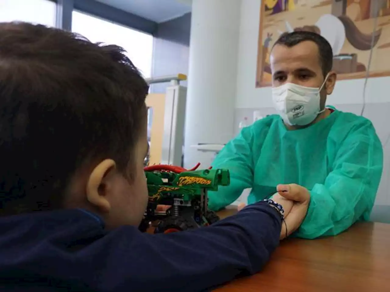 «Ho dato a mio figlio un pezzo di polmone senza pensarci due volte». Il trapianto unico in Italia