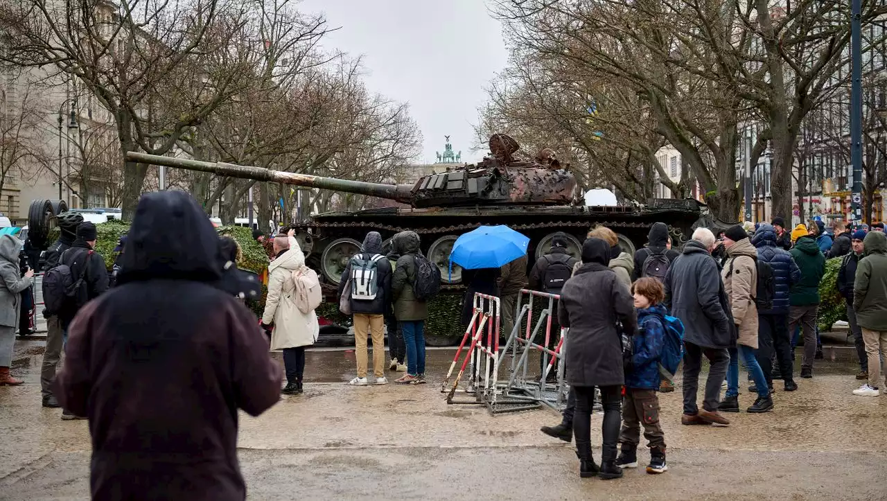 Mahnmal gegen den Krieg: Panzerwrack vor russischer Botschaft in Berlin abtransportiert